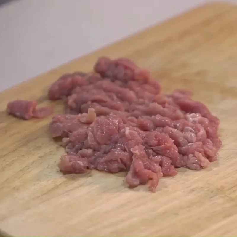 Xào thịt bò bằm với tỏi phi thơm lừng