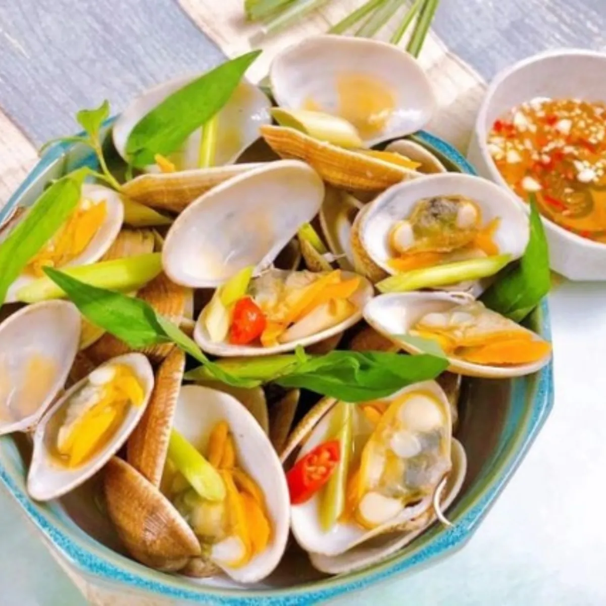 Sò lụa hấp Thái với nước dùng chua cay kích thích vị giác