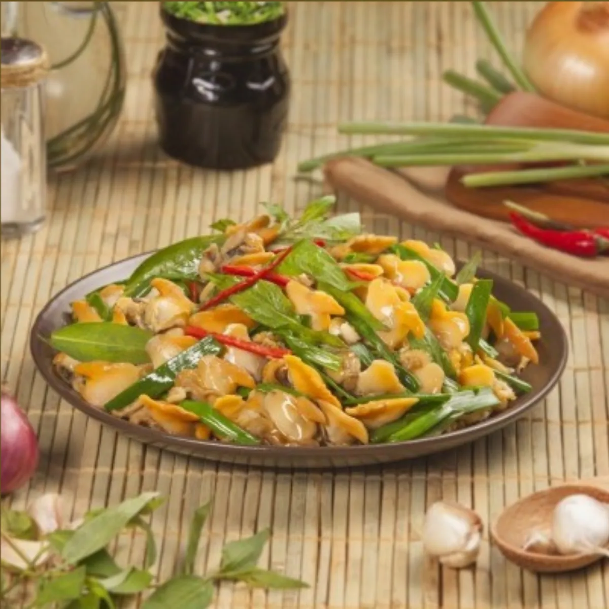 Sò lụa xào rau răm thanh mát phù hợp cho bữa cơm chiều