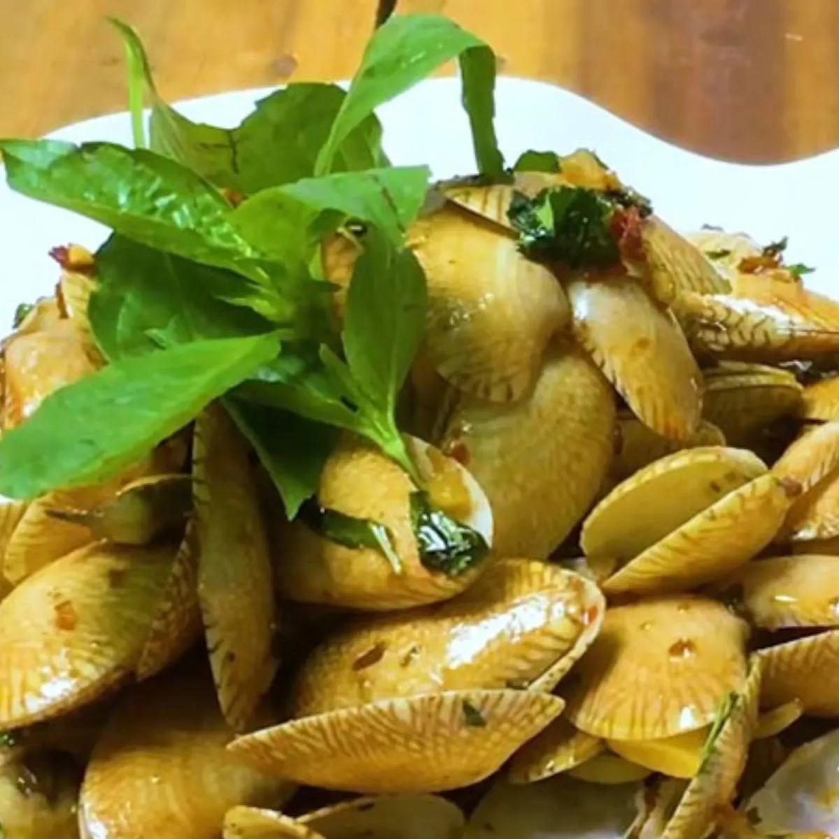 Món sò lụa xào lá quế thơm nồng với màu sắc bắt mắt