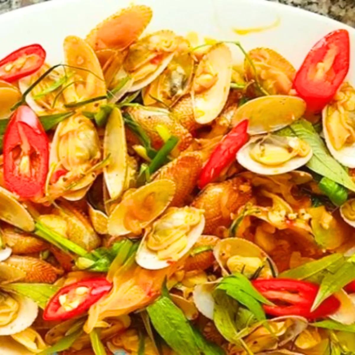 Sò lụa xào sả ớt cay nồng là món nhậu lý tưởng