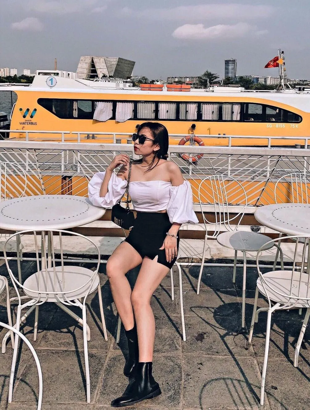 Chụp ảnh tại Bến Bạch Đằng