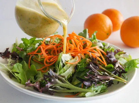 Sốt cam tươi cung cấp nhiều vitamin cho món salad