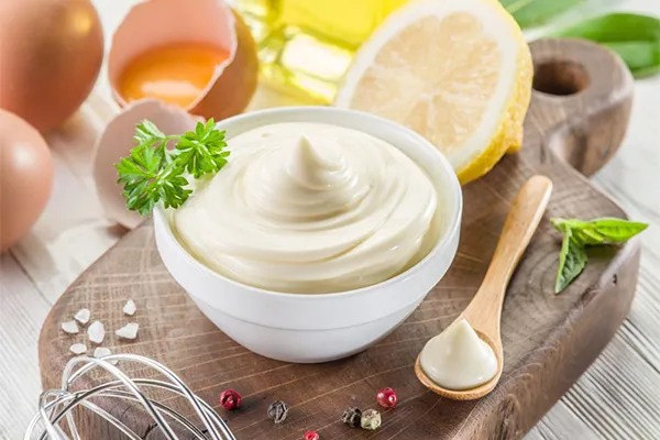 Các thành phần cơ bản trong công thức làm sốt mayonnaise cho bánh mì