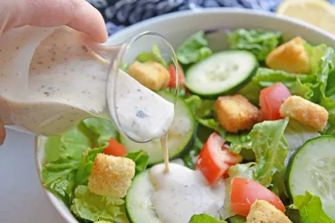Nước sốt salad làm từ sữa chua tươi mát