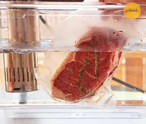 Kỹ thuật nấu chậm sous vide cho món bít tết bò Úc hoàn hảo
