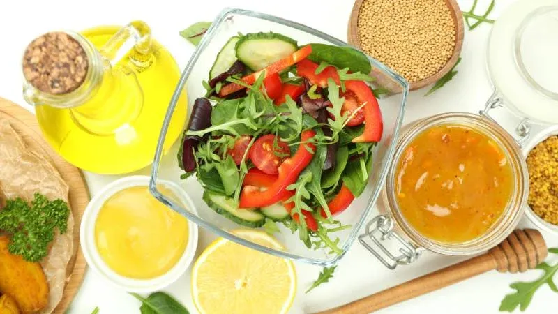 Trộn salad với dầu mè giúp tăng hương vị thanh đạm