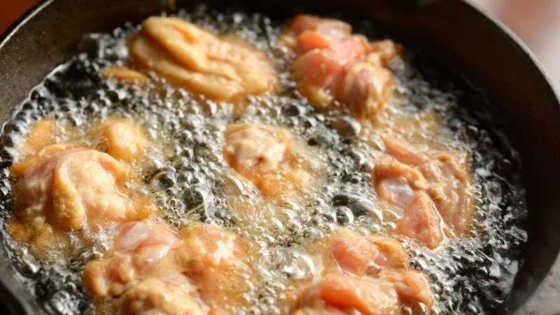 Cách dùng dầu mè nấu ăn cho các món chiên rán giòn tan