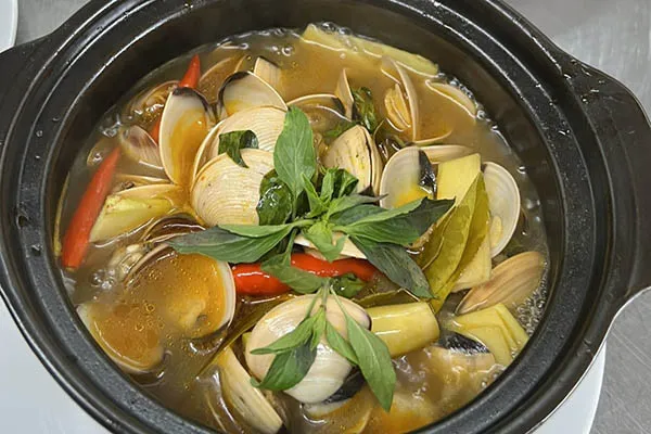 Sử dụng giấm để thay thế cho me tạo độ chua cho nghêu hấp sả thái