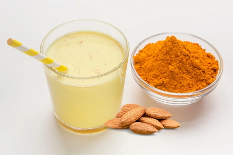 Sữa hạnh nhân nghệ có màu vàng đẹp mắt, thơm và béo ngậy