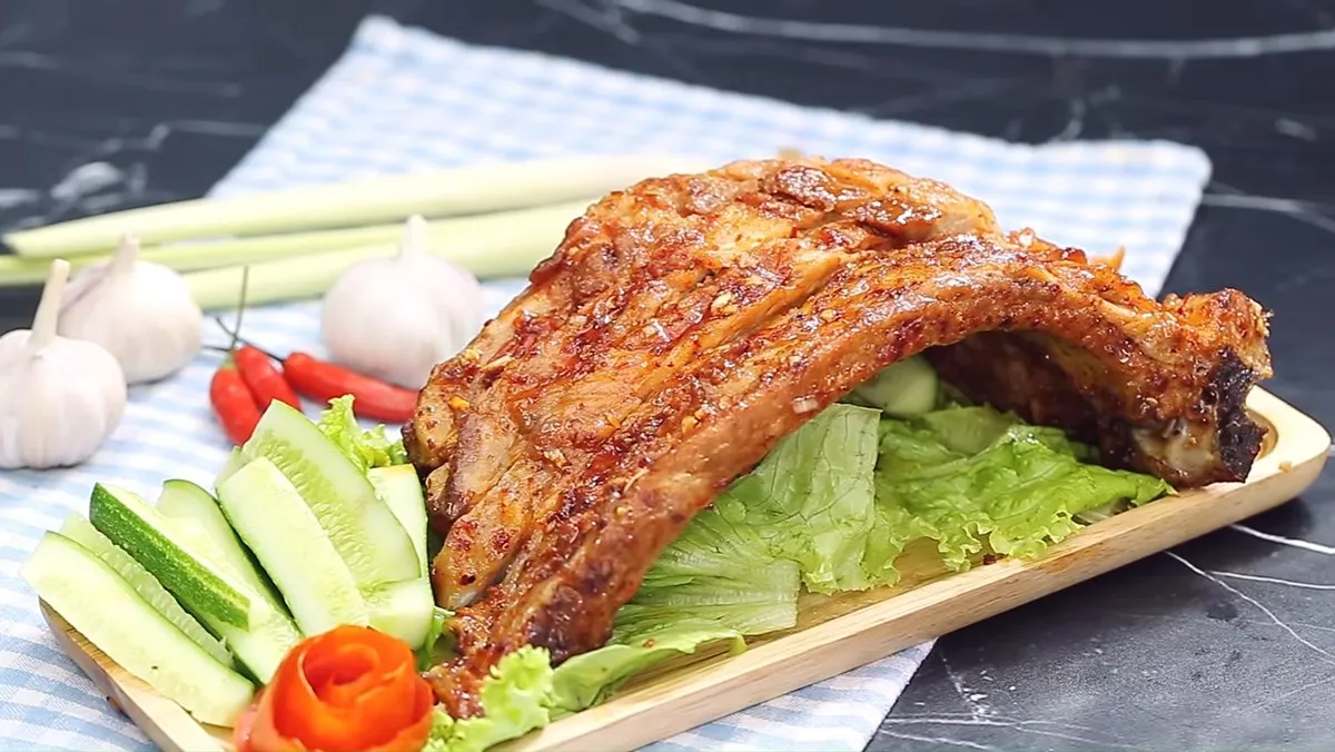 Ngoài hải sản cũng có một số món ăn khác như gà, sườn cọng,…