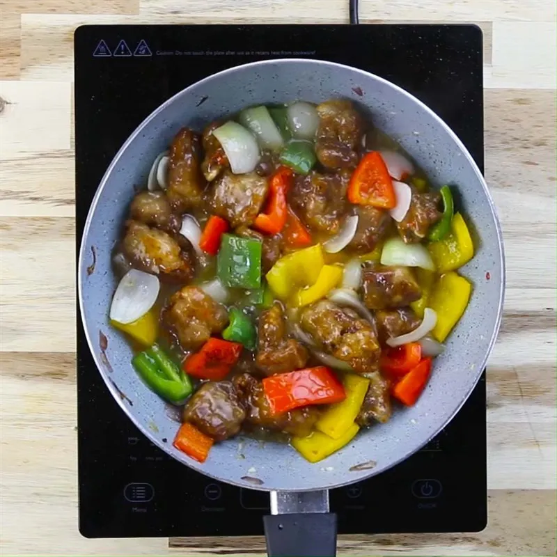 Sườn xào với sốt và rau củ