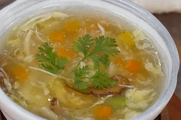 Thưởng thức súp bào ngư nóng hổi