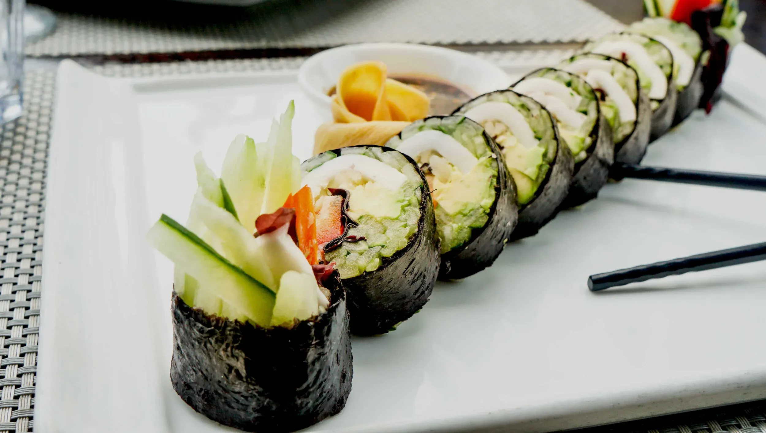 Sushi thô (raw sushi) với nhân rau củ tươi, bơ sáp và lớp rong biển giòn rụm tại nhà hàng âu lạc đà lạt