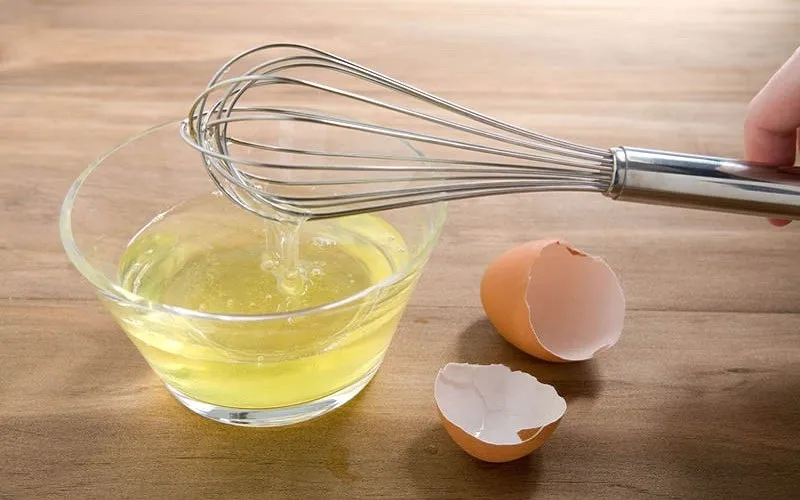 Lòng trắng dính lòng đỏ có đánh bông được không và lưu ý kỹ thuật