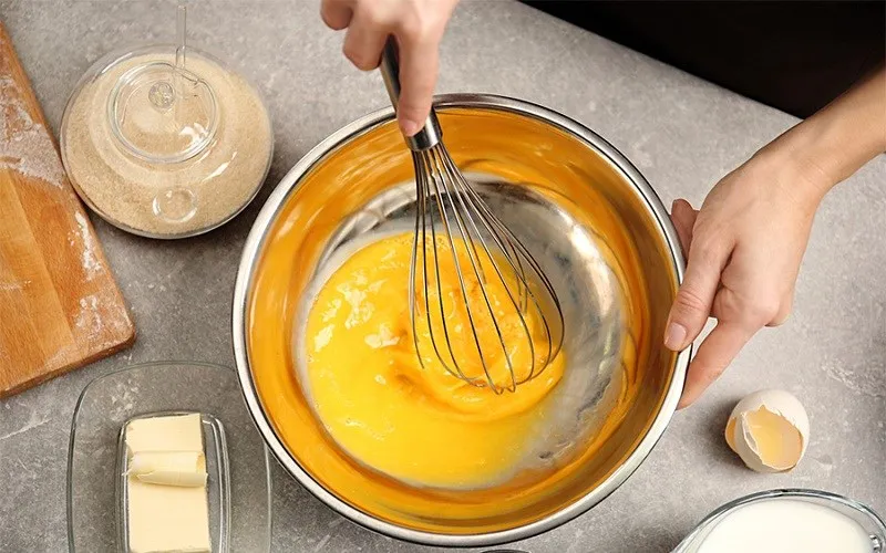 Tại sao đánh lòng đỏ trứng không bông và cách xử lý lòng trắng