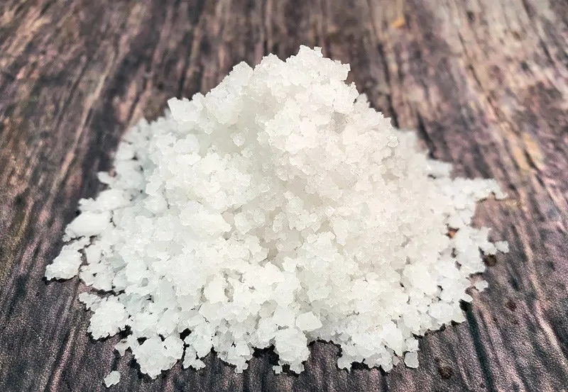 Cho muối hoặc cream of tartar giúp ổn định cấu trúc bọt khí lòng trắng