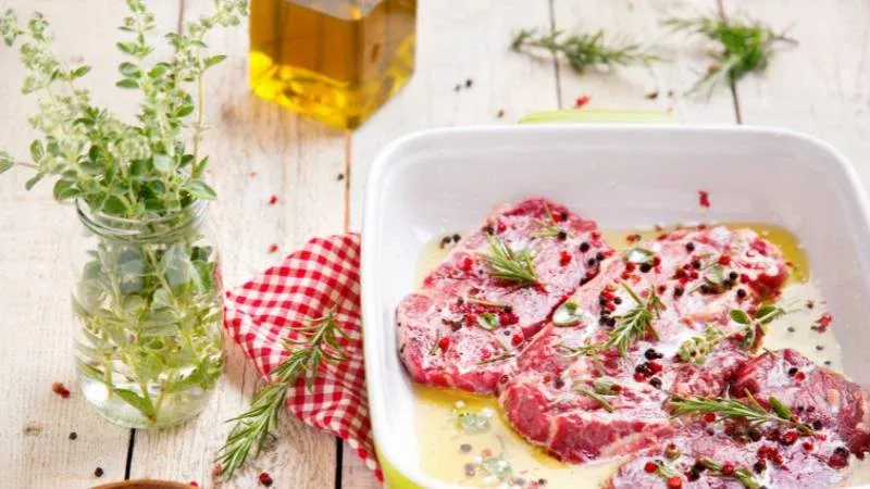 Tẩm ướp thịt nướng với dầu mè để tạo mùi thơm đặc trưng