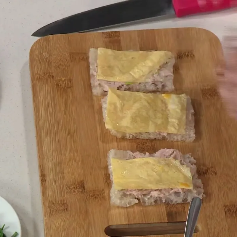 Cuộn bóng bì và buộc bằng hành lá