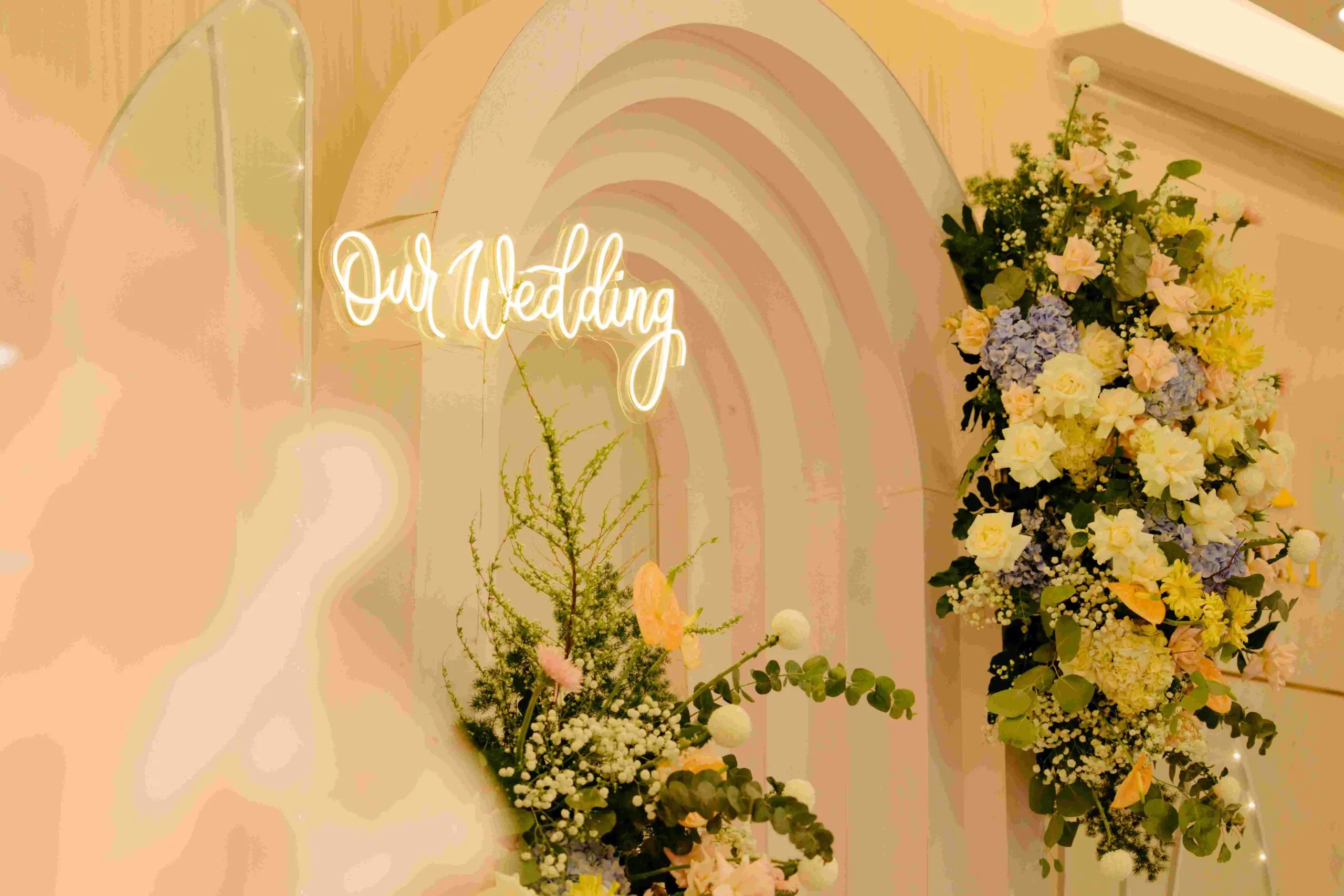 Không gian sảnh tiệc cưới rộng rãi và lung linh dưới ánh đèn