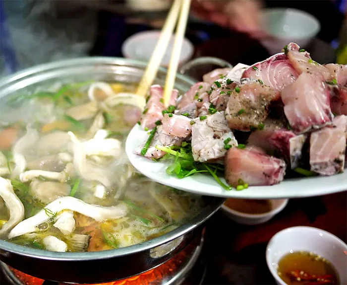 Khi nước lẩu sôi tiến hành thả các nguyên liệu ăn lẩu vào để thưởng thức