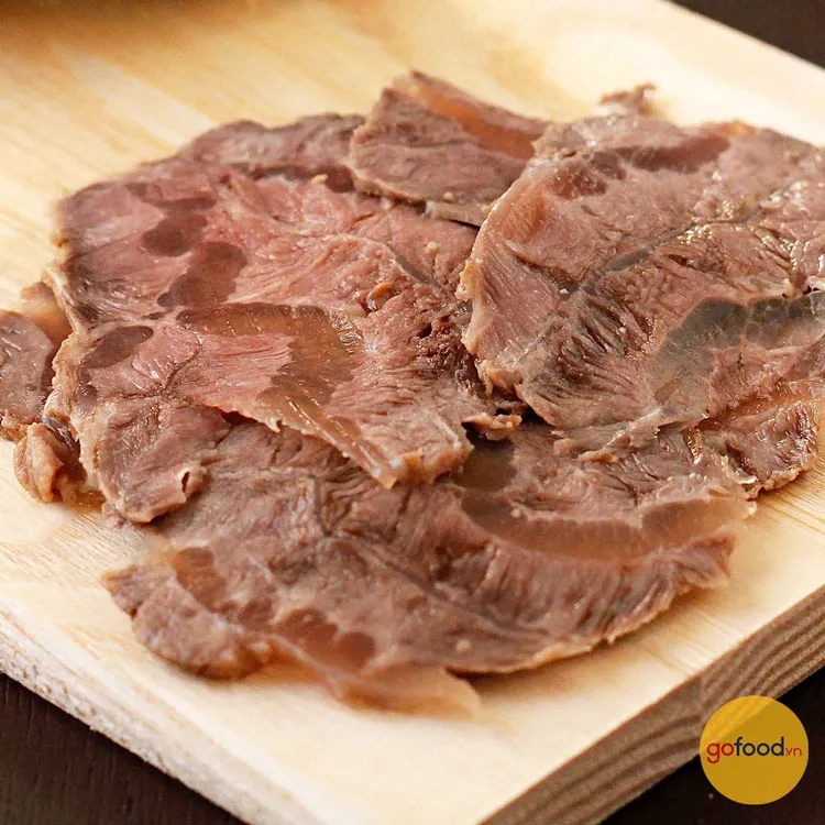 Thái lát mỏng bắp bò và dùng cùng cùng rau sống hoặc làm bánh tráng cuốn