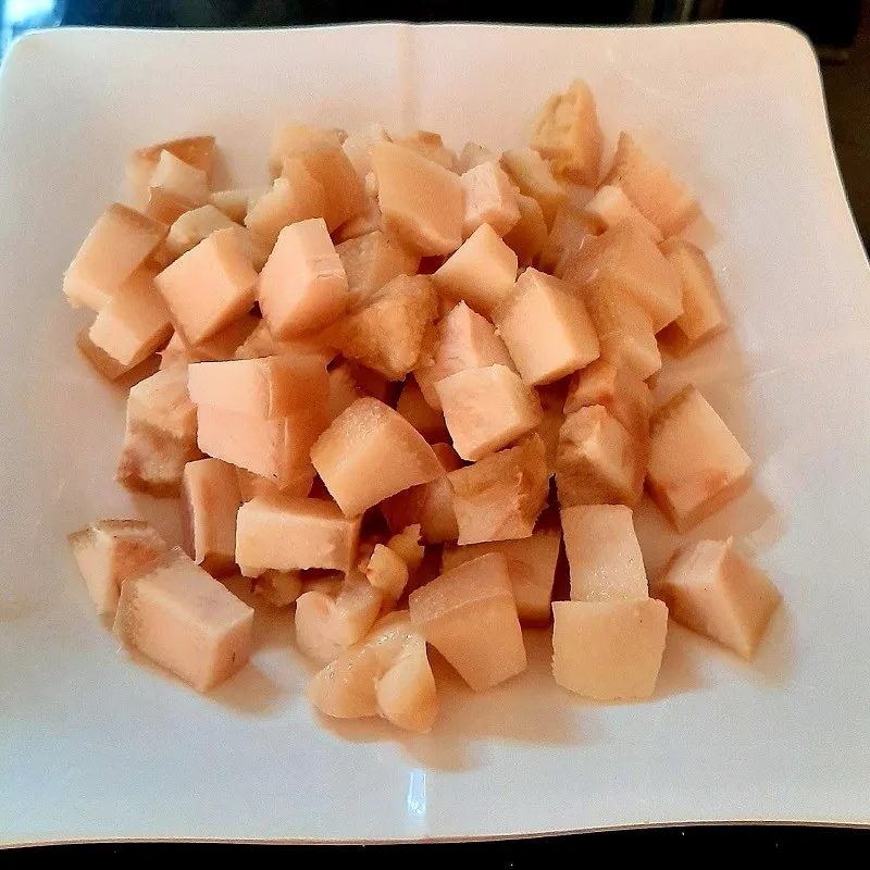 Thắng mỡ heo để lấy tóp mỡ giòn cho cách nấu kho quẹt ngon