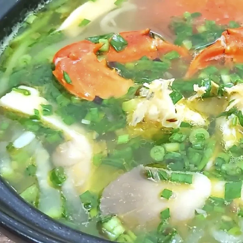 Canh cua biển nấu bầu hoàn thành