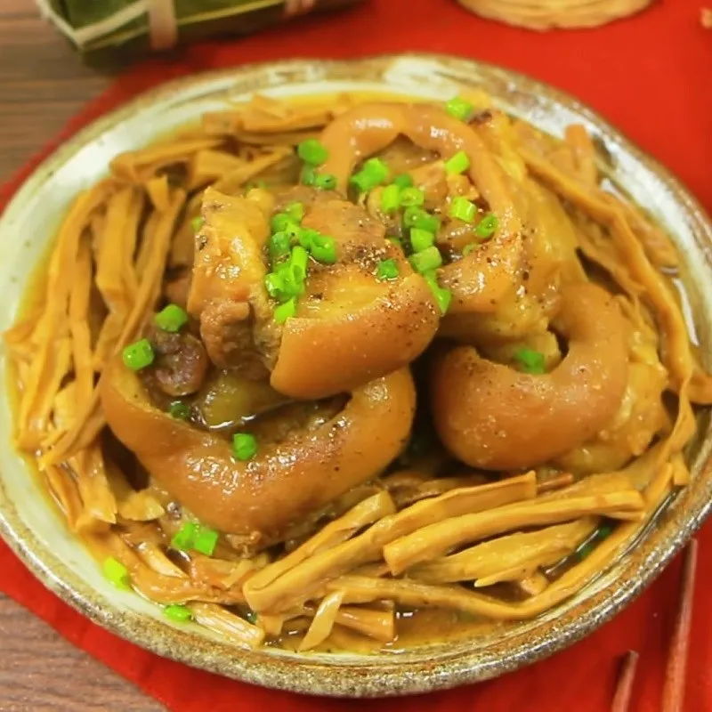 Thành phẩm món chân giò hầm măng khô với màu sắc hấp dẫn và bắt mắt