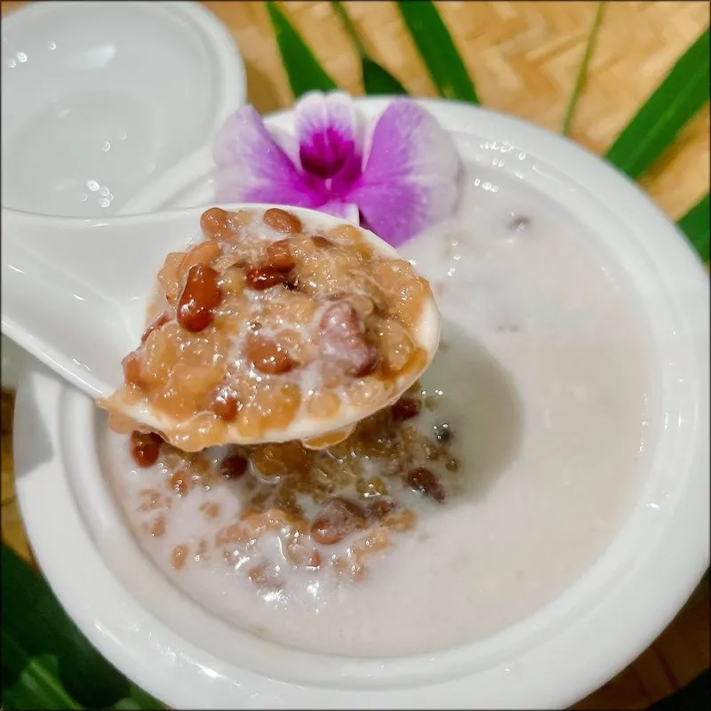 Thành phẩm bát chè đậu đỏ nếp nước dừa tươi bắt mắt