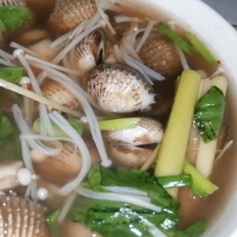 Canh sò huyết trong tô sứ với đũa gỗ