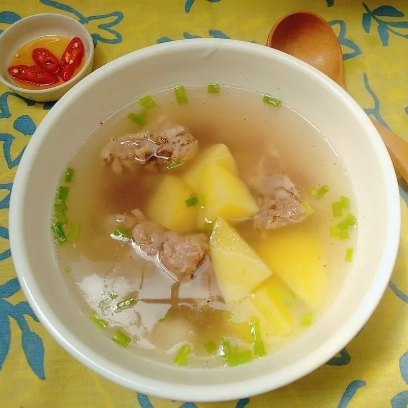 Bát canh xương hầm khoai tây đậu đỏ giàu sắt và protein cho cơ thể