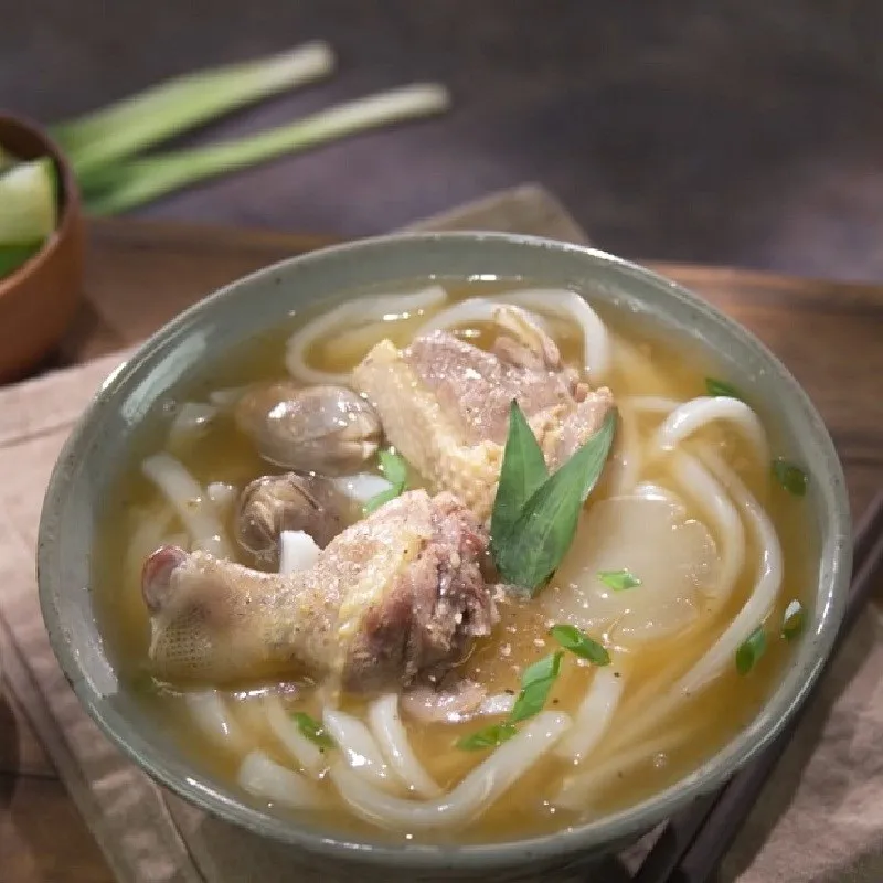 Chén mắm gừng cay nồng ăn kèm với bánh canh vịt