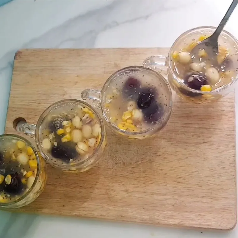 Thành phẩm món chè hạt sen thập cẩm thơm ngon, mát lạnh