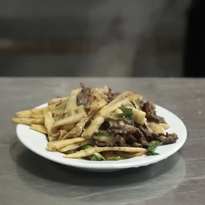 Tiến hành xào măng trên lửa lớn