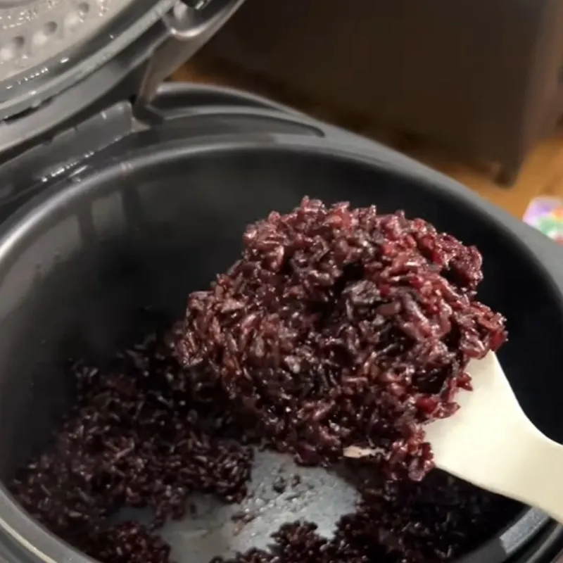 Cơm gạo lứt đen thành phẩm đẹp mắt