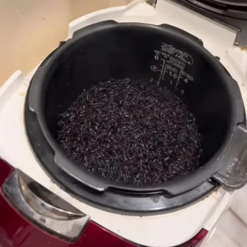 Cận cảnh hạt cơm gạo lứt đen chín tới