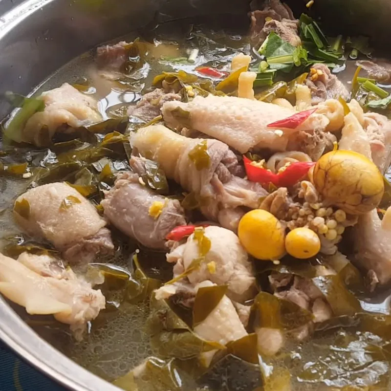 Nồi lẩu thành phẩm với hương vị chua cay hài hòa