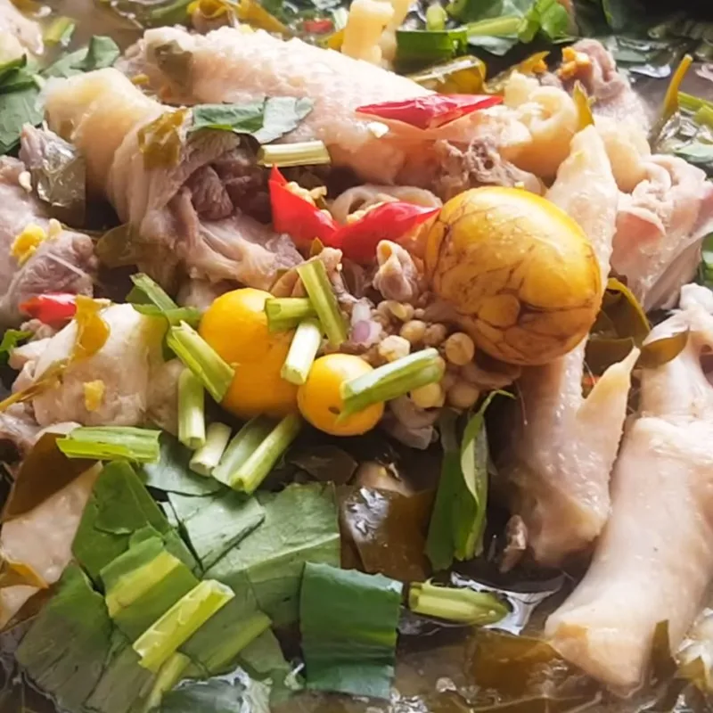 Thịt gà chín mềm nhưng vẫn giữ được độ dai và lớp da vàng óng