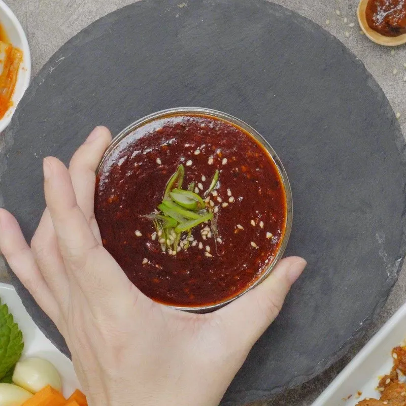 Bát sốt chấm đầy đặn với mè rang lấm tấm trông vô cùng hấp dẫn và mời gọi