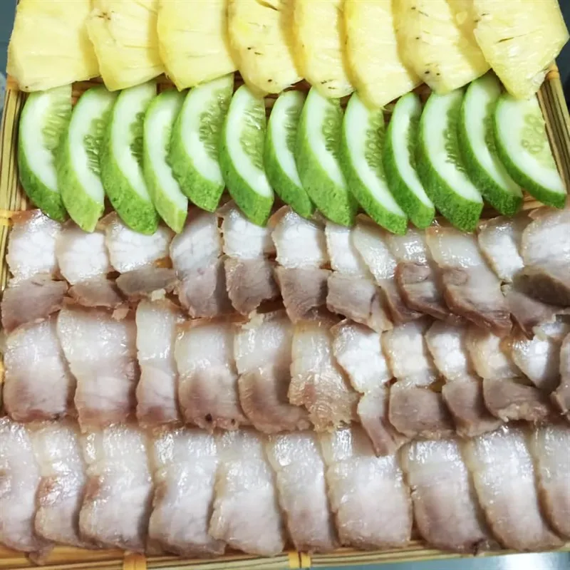 Thịt heo ngâm mắm khi được thái mỏng sẽ lộ rõ phần nạc hồng và mỡ trong suốt