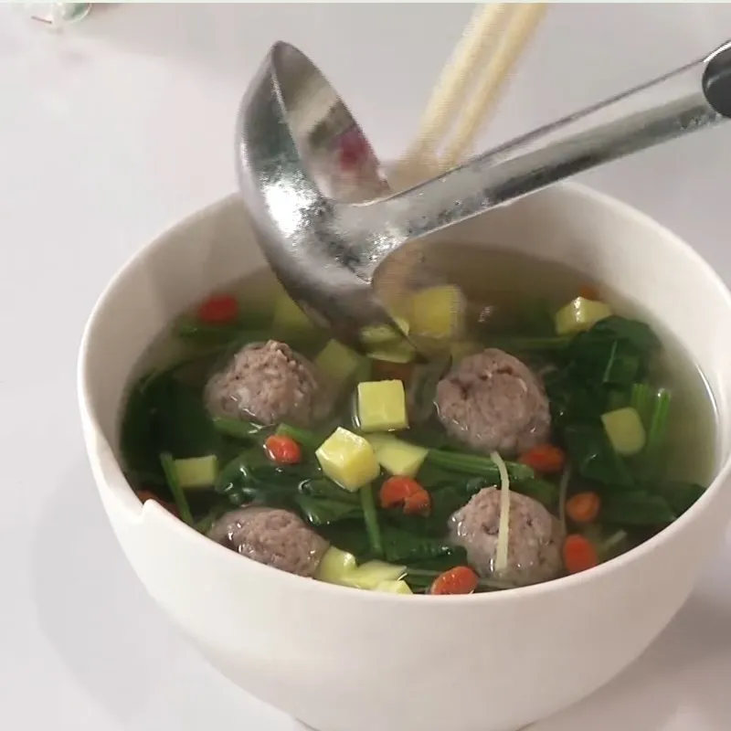 Canh cải bó xôi bò viên với nước dùng thanh ngọt