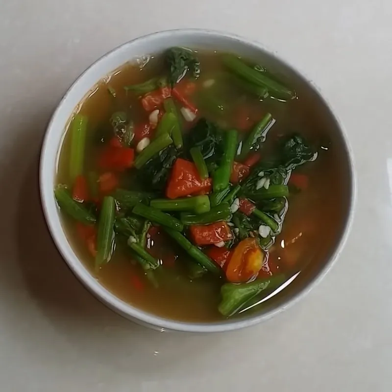 Món canh rau bí nấu cà chua hoàn chỉnh