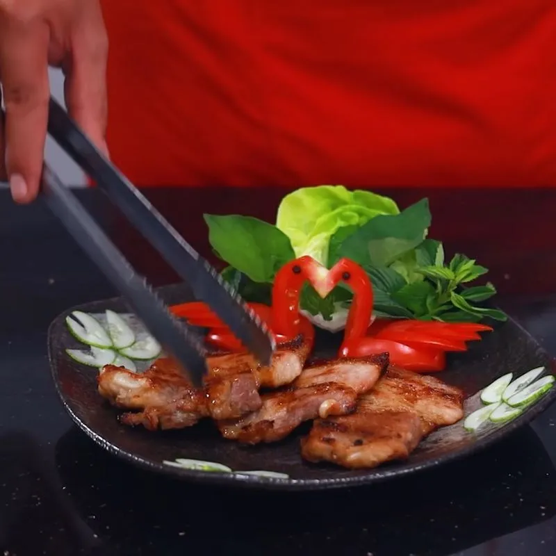 Nướng thịt trên bếp than hoa