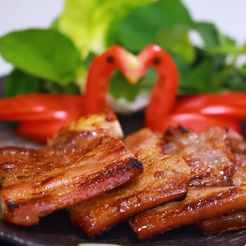 Bày trí đĩa thịt nướng