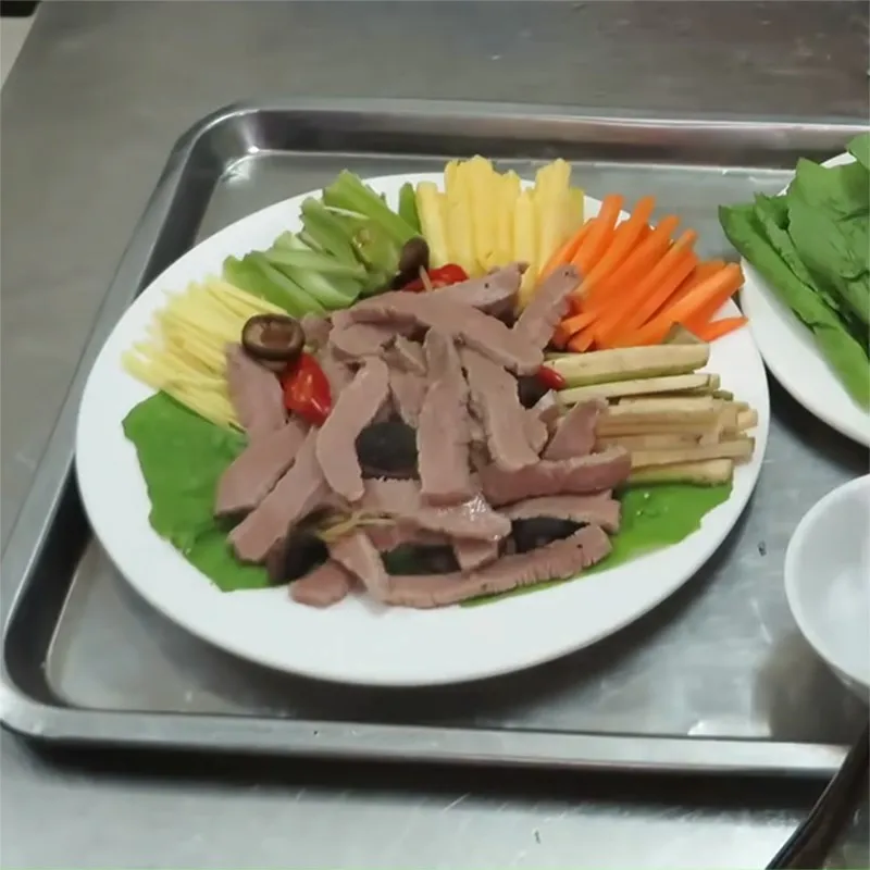 Thành phẩm bò tái cuốn cải xanh