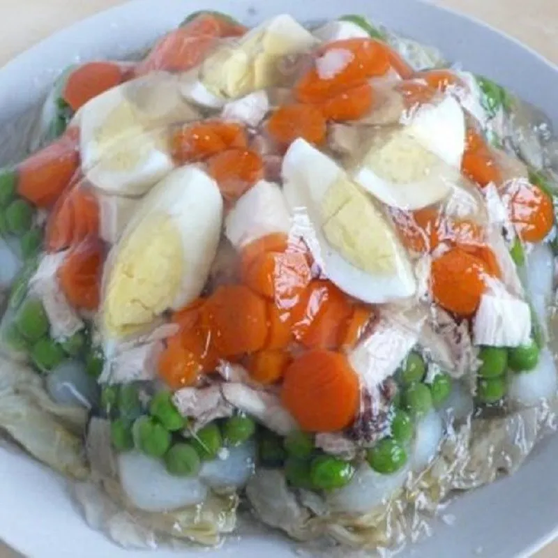 Thành phẩm gà nấu đông kiểu Nga