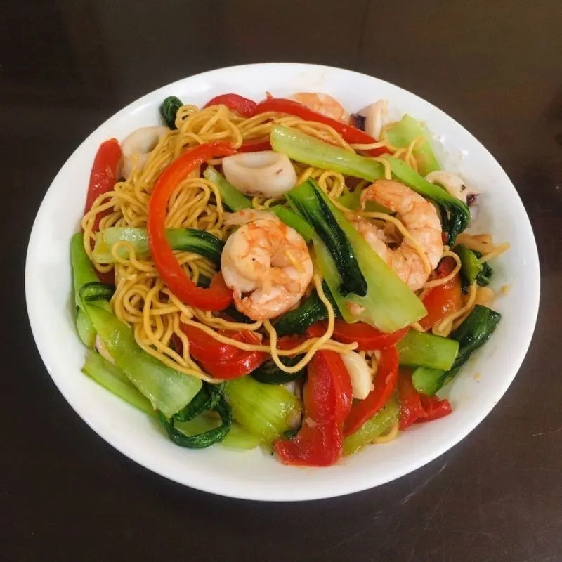Đĩa mì xào hải sản đẹp mắt như tại nhà hàng