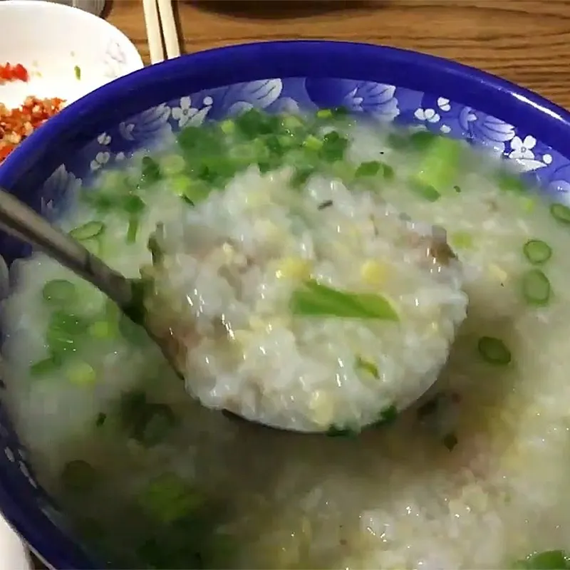 Tô cháo nóng hổi là món ăn bổ dưỡng cho mọi thành viên trong nhà