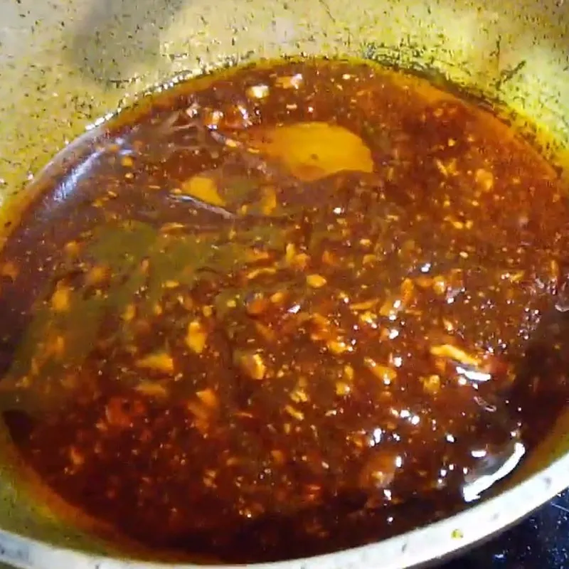Thành phẩm nước sốt bò áp chảo sánh mịn và óng ả